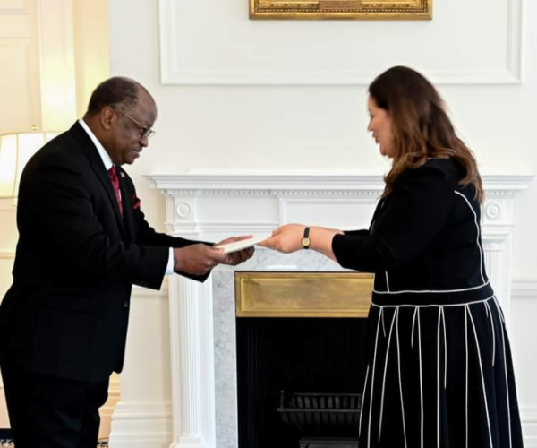 His Excellency, Ambassador Kwacha Chisiza presents letters of Credence to New Zealand High Commissioner.